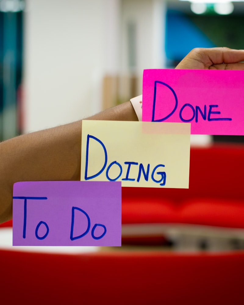 VSport官方APP下载展示：手机屏幕上显示着精彩的足球直播画面与数据统计