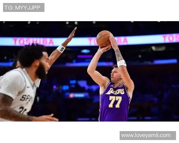 22岁狂砍40+12创历史第一神迹！马刺新王3节打卡下班，东契奇27岁还在苦熬